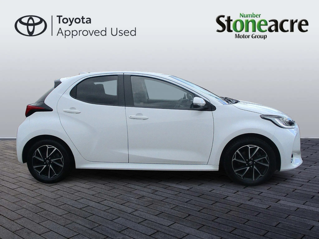 Toyota Yaris 1.5 Hybrid Design DY22JVR White #2