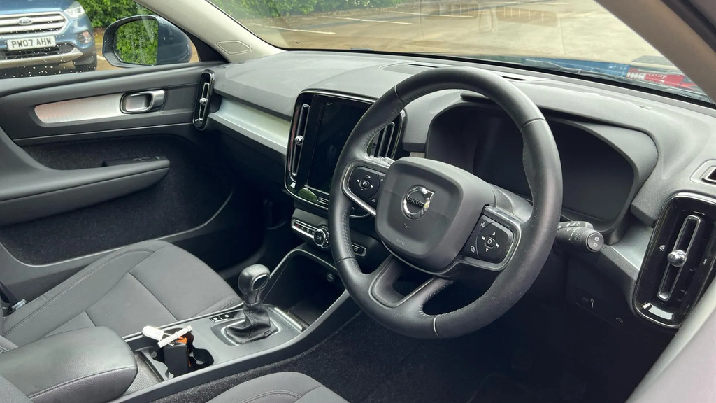 Volvo XC40 1.5 T3 163 Momentum YC20LUB Blue #4