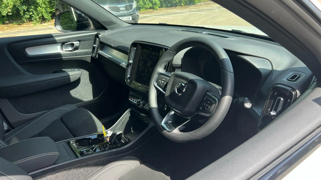 Volvo XC40 2.0 B4p Plus Dark RV75PXY #4