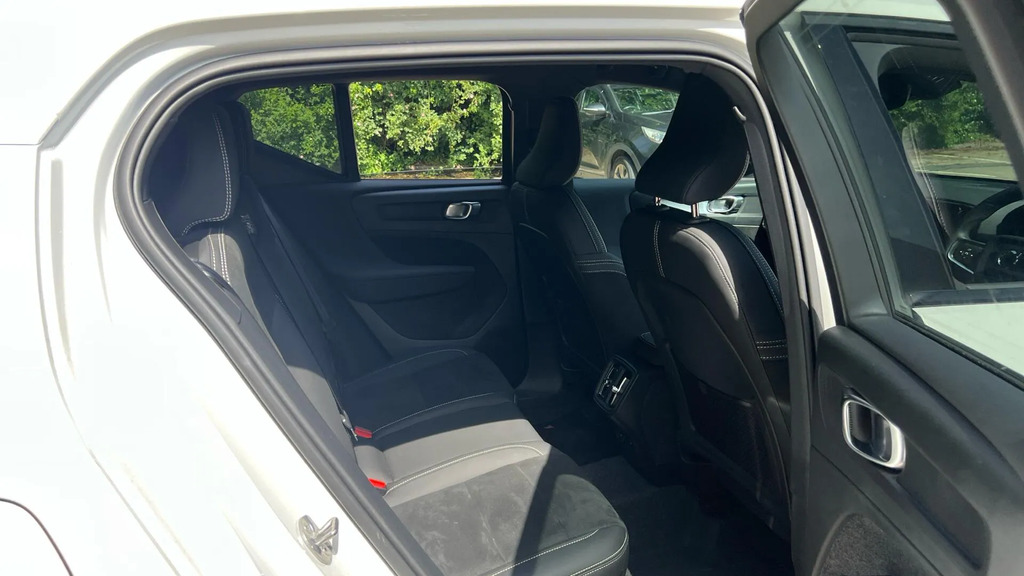 Volvo XC40 2.0 B4p Plus Dark RV75PXY #6