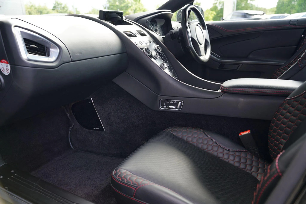Aston Martin Vanquish V12 Black #30