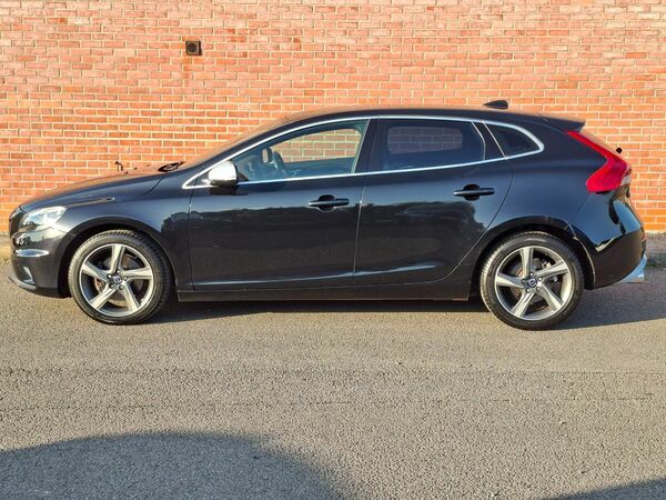 Volvo V40 1.6 T2 120 R-design. Black #4