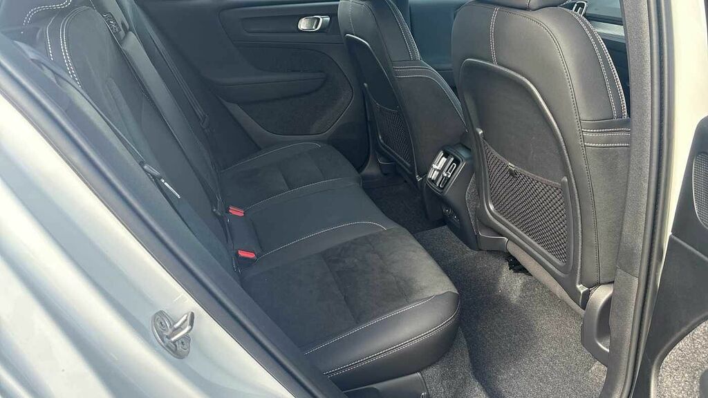 Volvo XC40 Plus, B3 Mild Hybrid, Dark SM74DFZ White #6