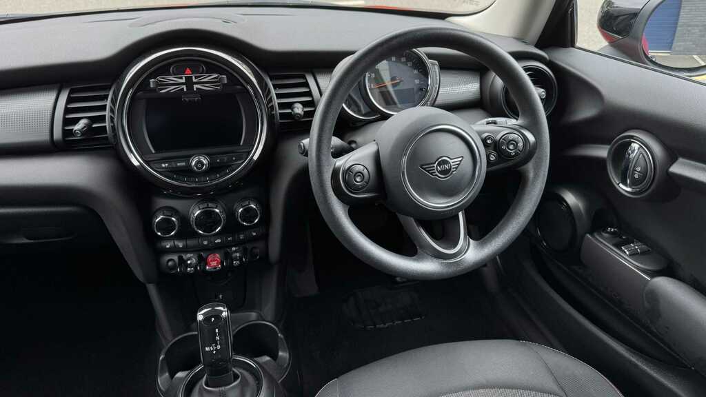 Mini Hatch 1.5 Cooper Classic II 2021 FE70LXH Red #4