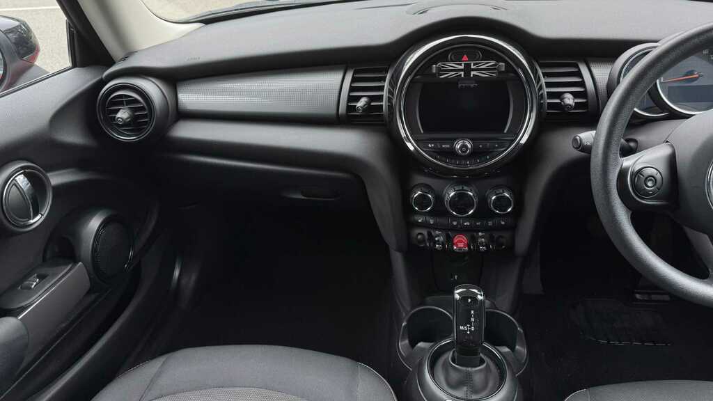 Mini Hatch 1.5 Cooper Classic II 2021 FE70LXH Red #5
