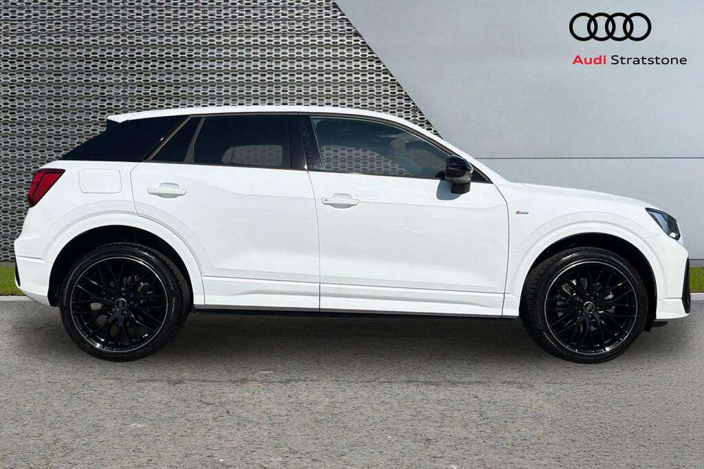 Audi Q2 30 Tfsi 116 Black Edition 2025 KP75UEC White #4