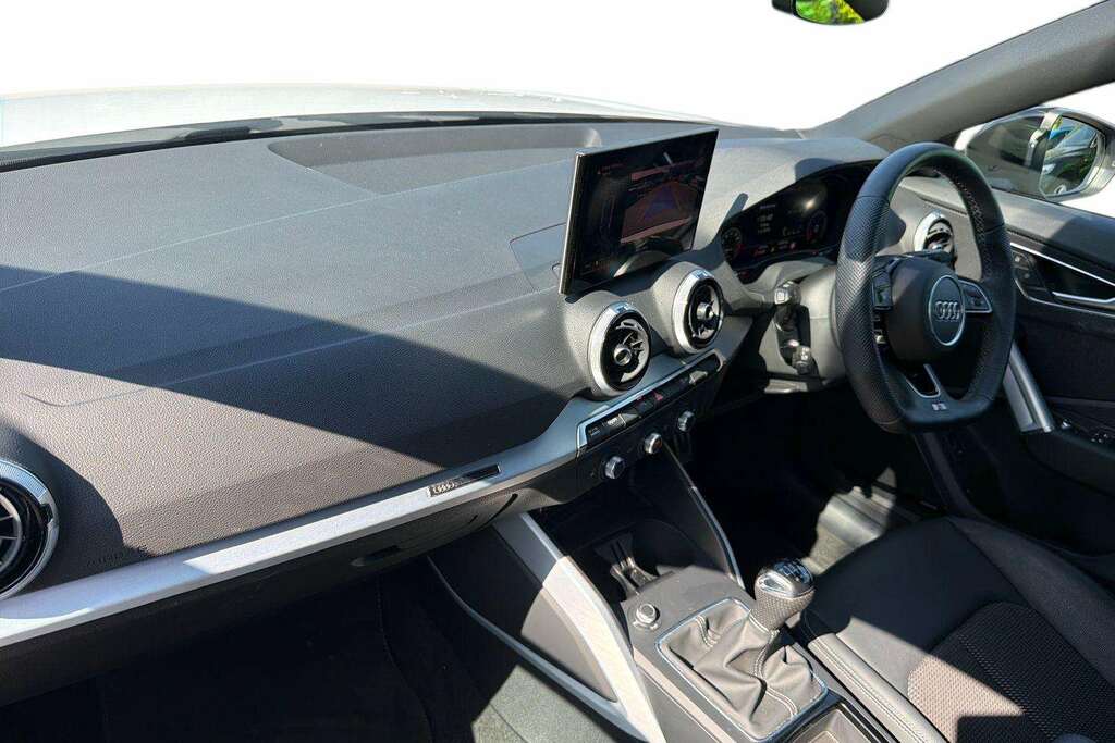 Audi Q2 30 Tfsi 116 Black Edition 2025 KP75UEC White #2