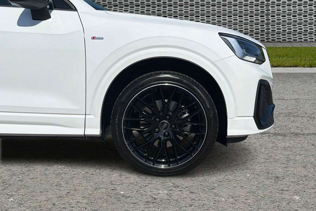 Audi Q2 30 Tfsi 116 Black Edition 2025 KP75UEC White #5