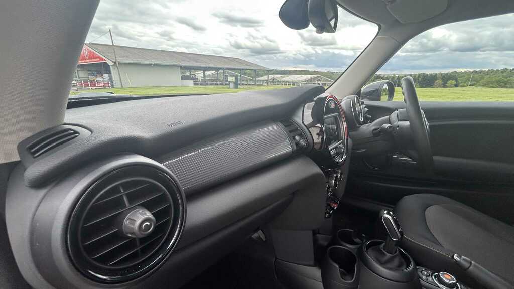 Mini Hatch 1.5 Cooper Classic II Comfortnav Pack YA68PYS Red #6