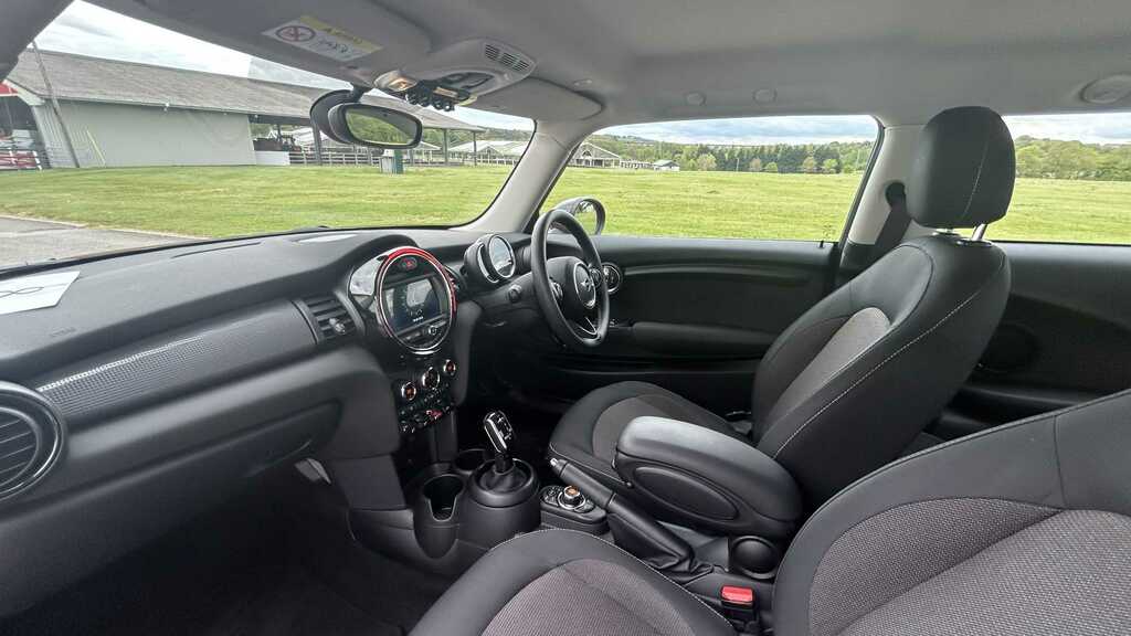Mini Hatch 1.5 Cooper Classic II Comfortnav Pack YA68PYS Red #5