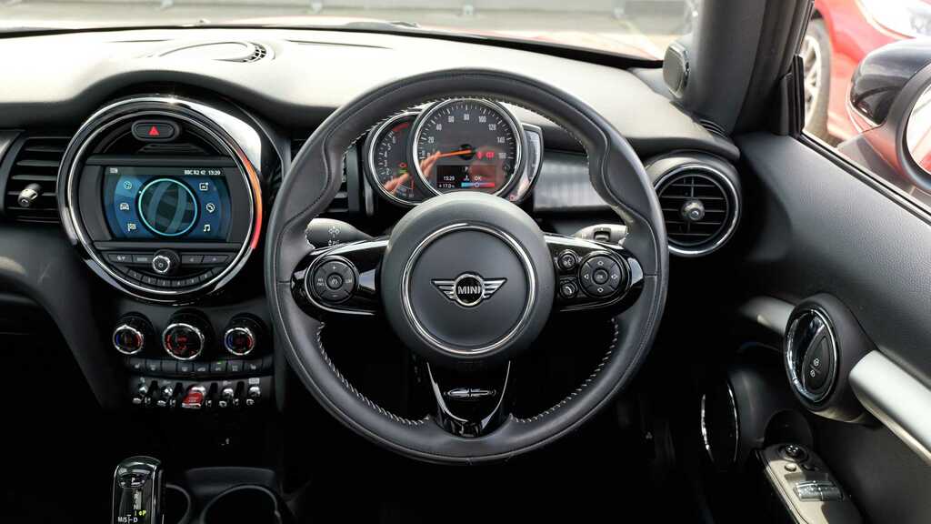 Mini Hatch 1.5 Cooper Exclusive II Comfortnav Pck YX70YFV Red #5