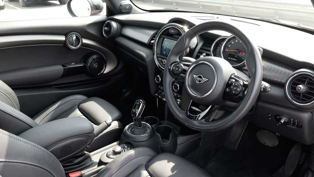 Mini Hatch 1.5 Cooper Exclusive II Comfortnav Pck YX70YFV Red #6