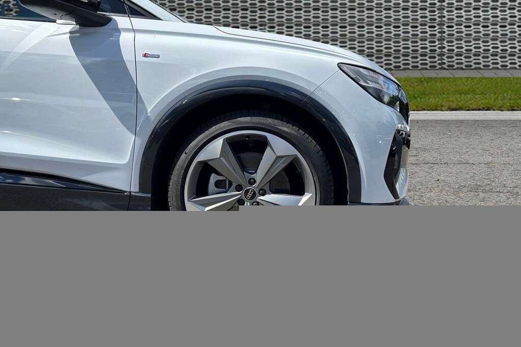 Audi Q4 E Tron 210Kw 45 82Kwh Black Edition 2026 VX26WLO White #4
