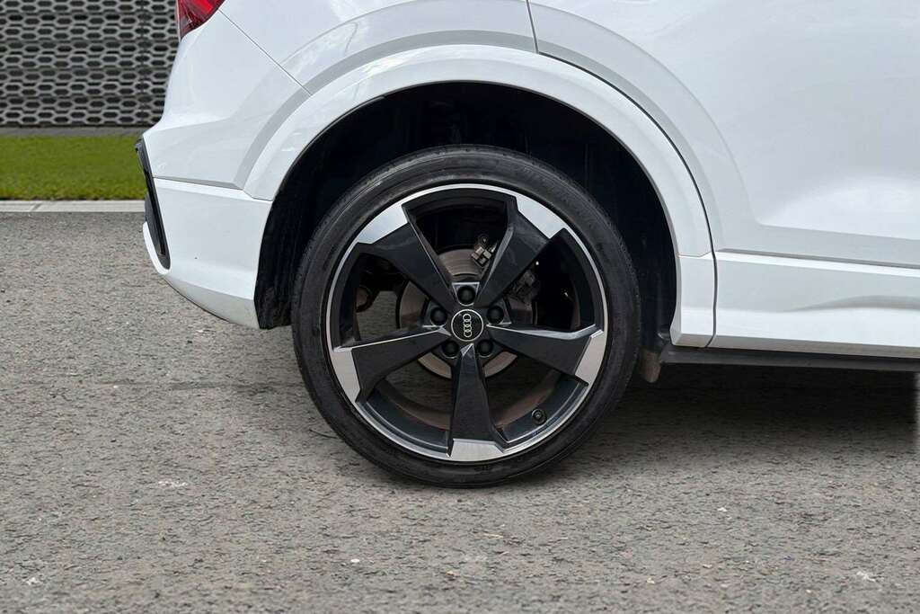 Audi Q2 35 Tfsi Black Edition S Tronic 2025 KR74HMX White #3