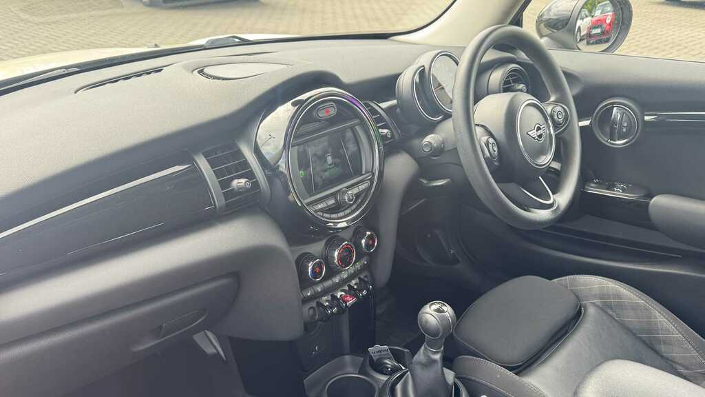 Mini Hatch 1.5 Cooper Classic II 2018 FX68MYY White #6