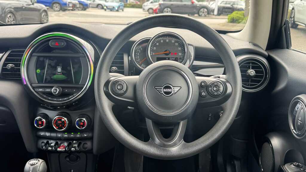 Mini Hatch 1.5 Cooper Classic II 2018 FX68MYY White #4