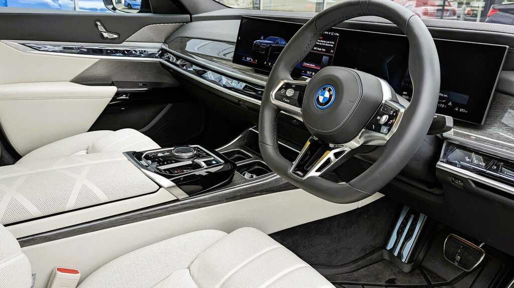 BMW i7 400Kw Xdrive60 M Sport 105.7Kwh 2024 Black #6