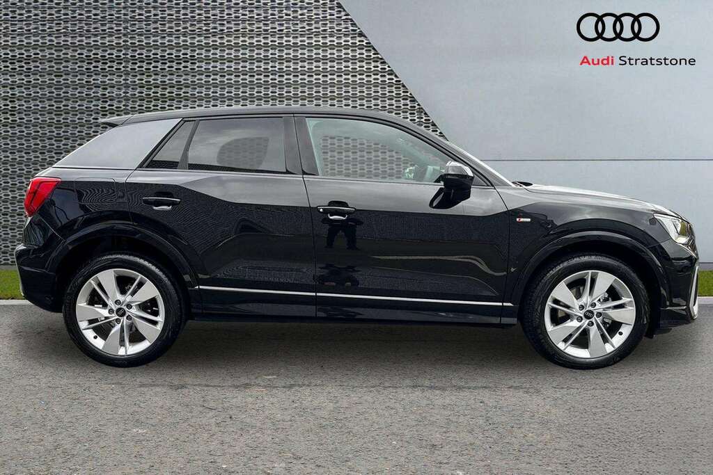 Audi Q2 35 Tfsi S Line S Tronic 2026 MV26LOF Black #4