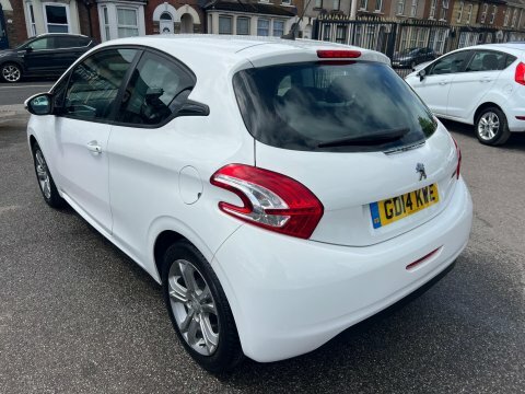 Peugeot 208 1.2 Vti Active GD14KWE White #2