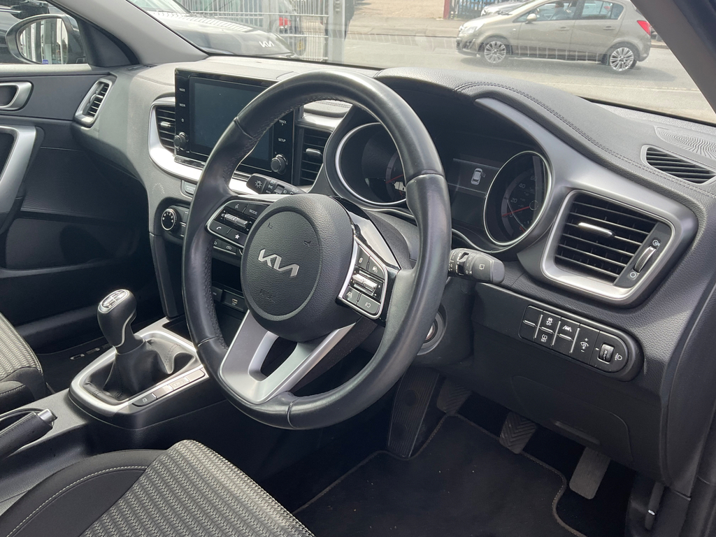Kia Ceed 1.5 T Gdi 2 Hatchback BC23NYN #3