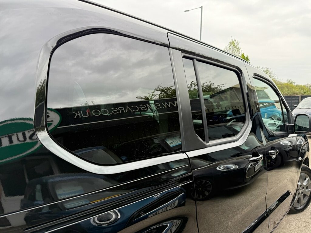 Vauxhall Combo-e Life Mpv NG25WZE Black #6