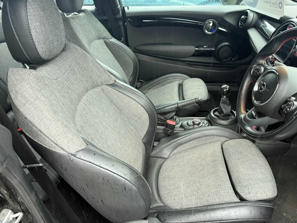 Mini Hatch 1.5L One YK68KDV Black #4