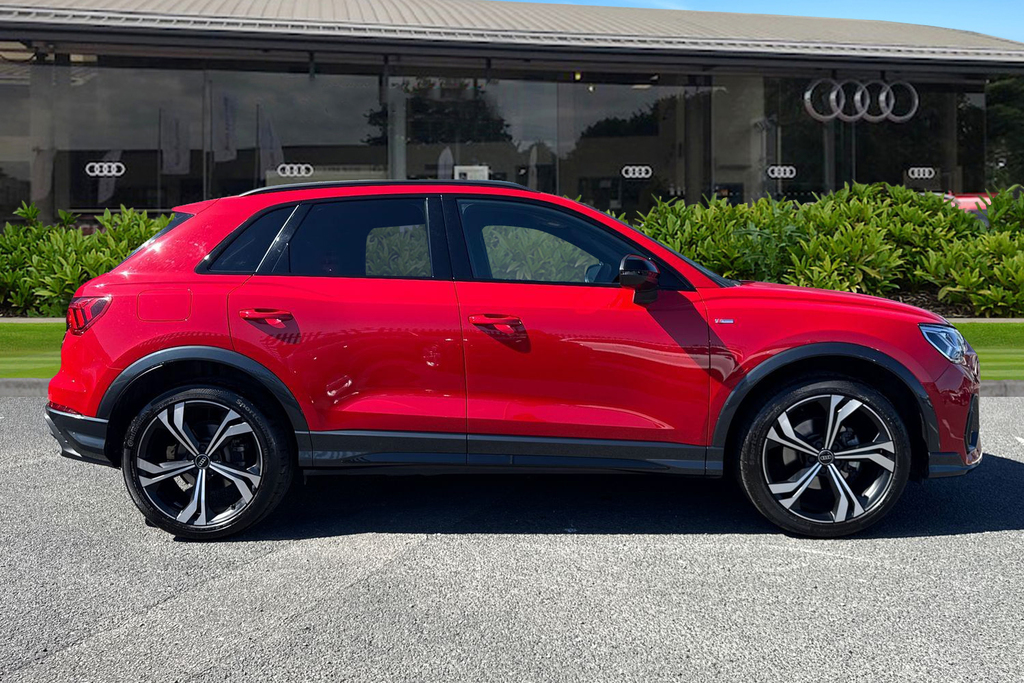 Audi Q3 Black Edition 35 Tfsi 150 Ps S Tronic PY74JYO Red #3
