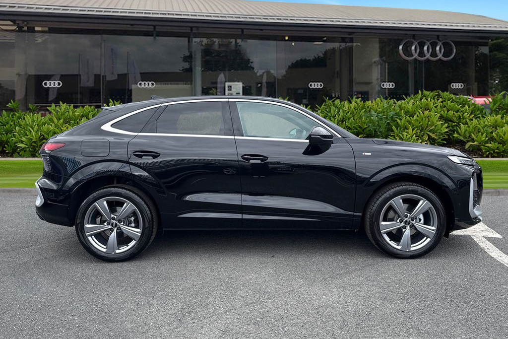 Audi Q3 S Line Tfsi 150 Ps S Tronic PX26KCY Black #3