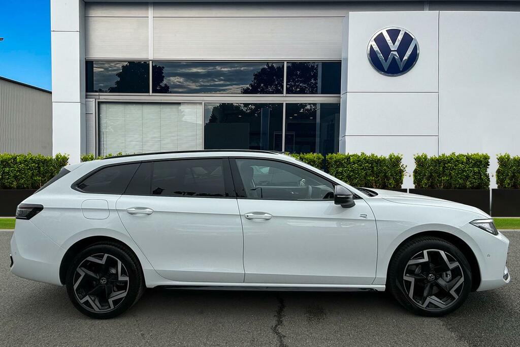 Volkswagen Passat 1.5 Tsi Ehybrid R-line Dsg White #3