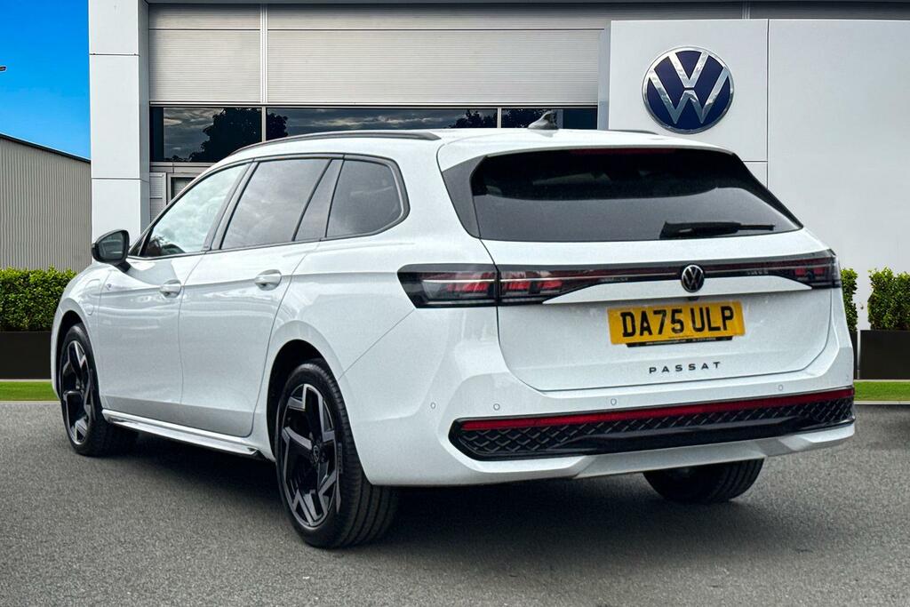Volkswagen Passat 1.5 Tsi Ehybrid R-line Dsg White #2