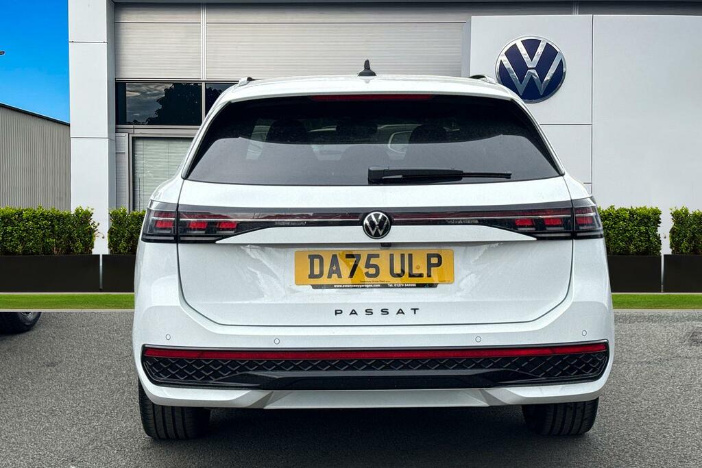 Volkswagen Passat 1.5 Tsi Ehybrid R-line Dsg White #4
