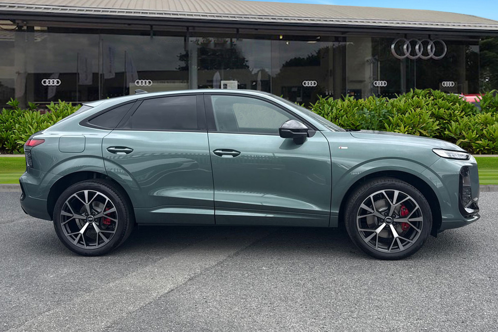 Audi Q3 Edition 1 Tdi 150 Ps S Tronic PX26YWW Green #3