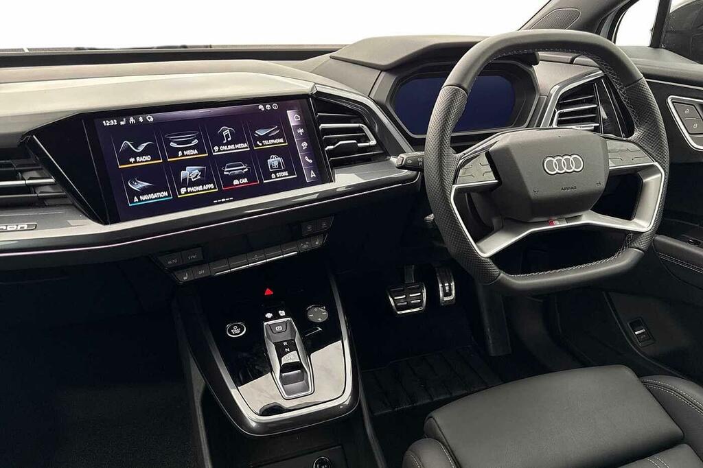 Audi Q4 E Tron Q4 Sportback Black Edition 45 E-tron Quattro 210,0 KM75ZWA White #2