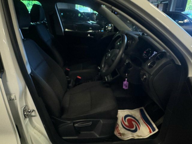 Volkswagen Tiguan Suv SN13XVB White #6