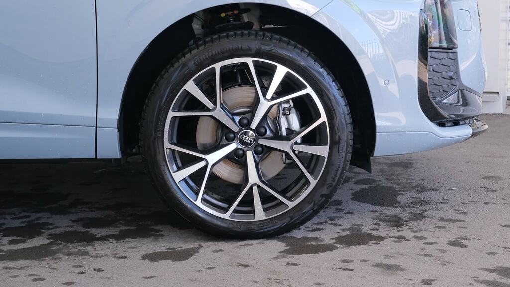Audi Q3 1.5 E-hybrid Launch Edition S Tronic YJ75NGB Grey #5