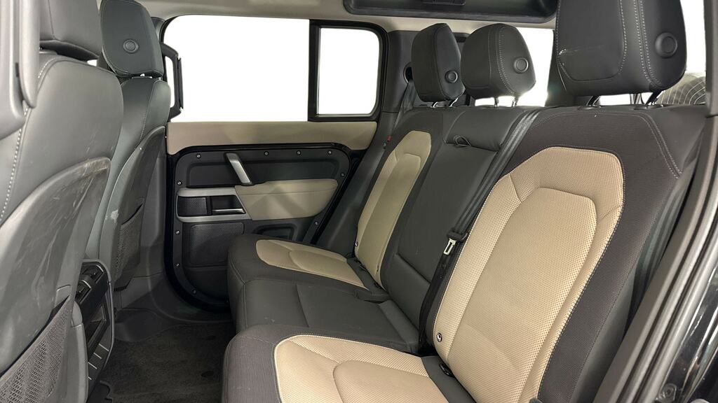 Land Rover Defender 110 3.0 D250 X-dynamic S 110 LM72YHO Black #4