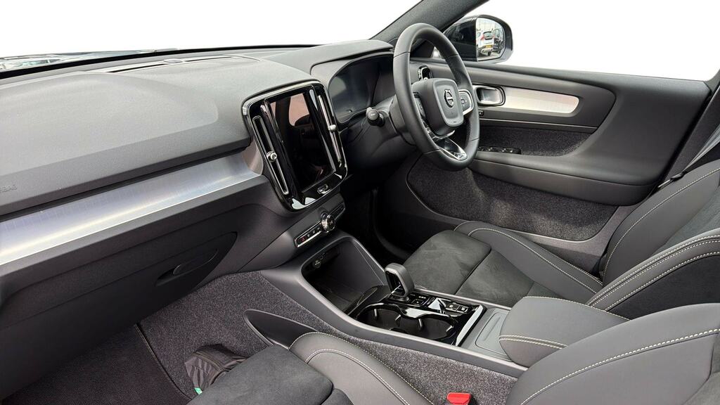 Volvo XC40 2.0 B3p Plus Black Edition MA26ENW Blue #4