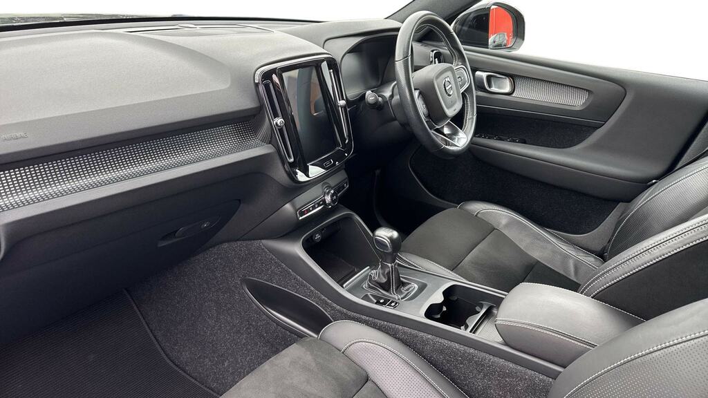 Volvo XC40 1.5 T3 163 R Design Black #4