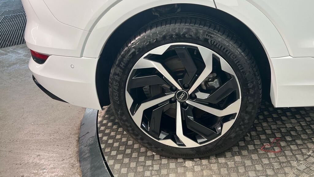 Audi E-tron 300Kw 55 Quattro 95Kwh Black Edition ML23EKO White #5