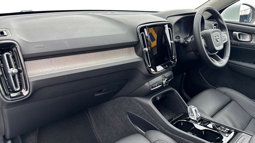Volvo XC40 2.0 B4p Ultra Bright WD75DCZ White #4