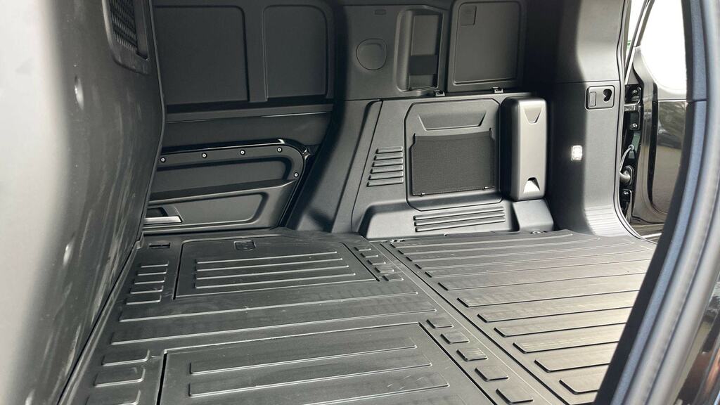 Land Rover Defender 110 3.0 D350 Hard Top X-dynamic Hse 3 Seat CX75FVU Black #4