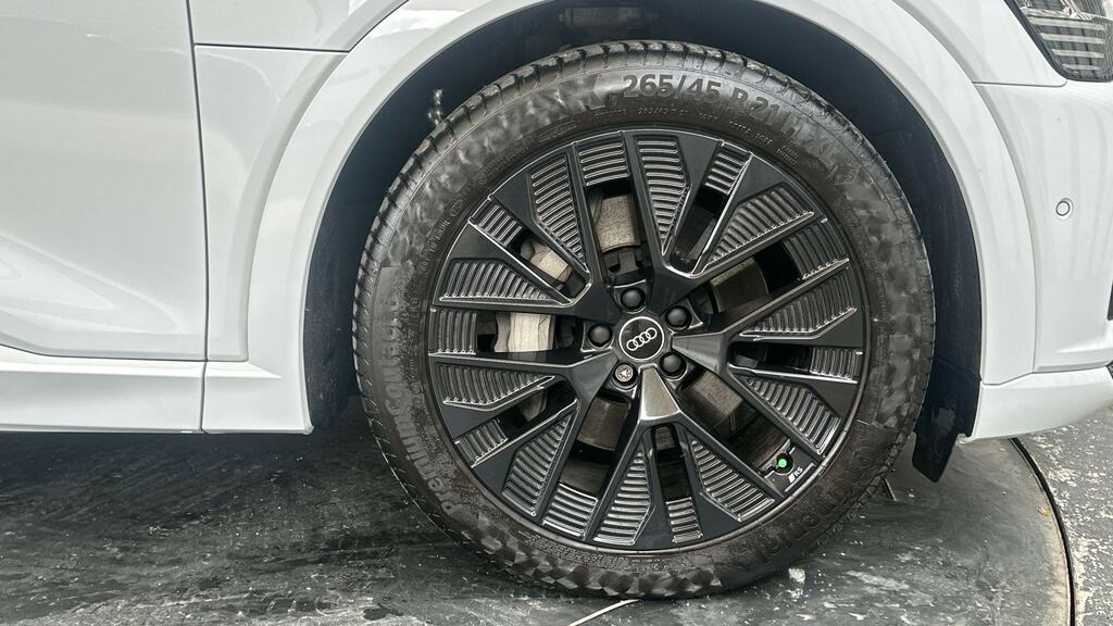 Audi Q8 e tron 300Kw 55 Quattro 114Kwh Black Edition White #5