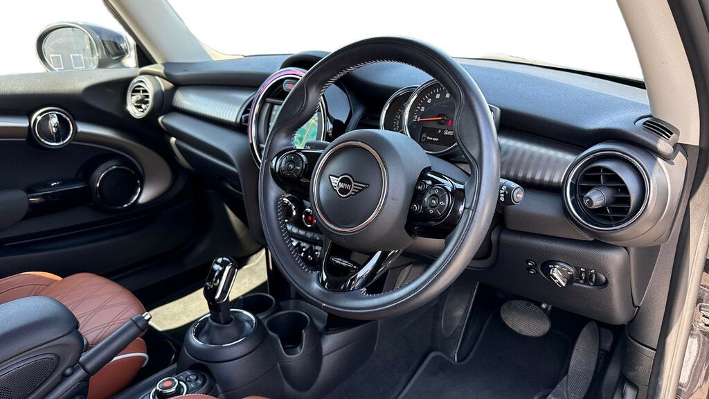 Mini Hatch 1.5 Cooper Exclusive II Comfortnav Pck GV70OKS Black #6