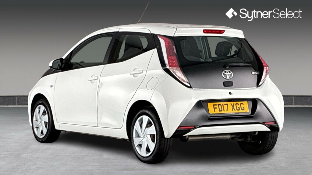 Toyota Aygo 1.0 Vvt-i X-play FD17XGG White #2