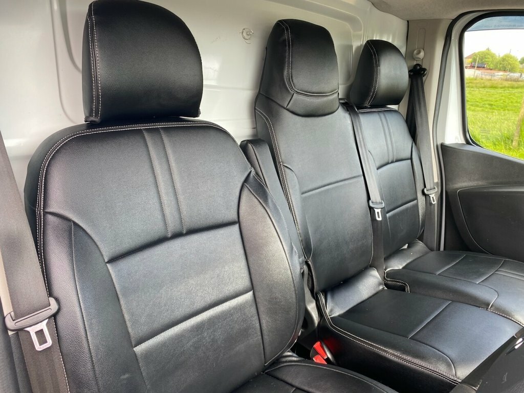 Renault Trafic 2L Black Edition White #5