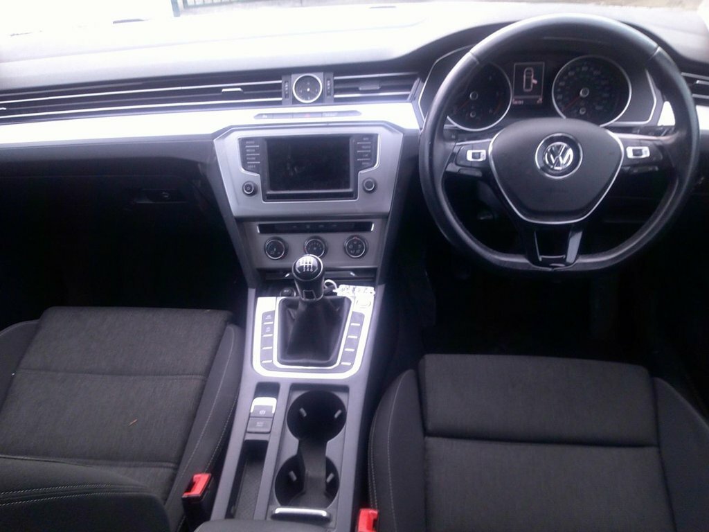 Volkswagen Passat 2L Se Business DA15PGO White #2