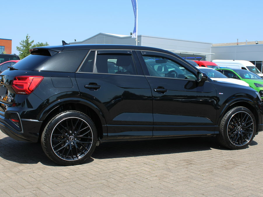 Audi Q2 35 Tfsi Black Edition MW70NVJ Black #4