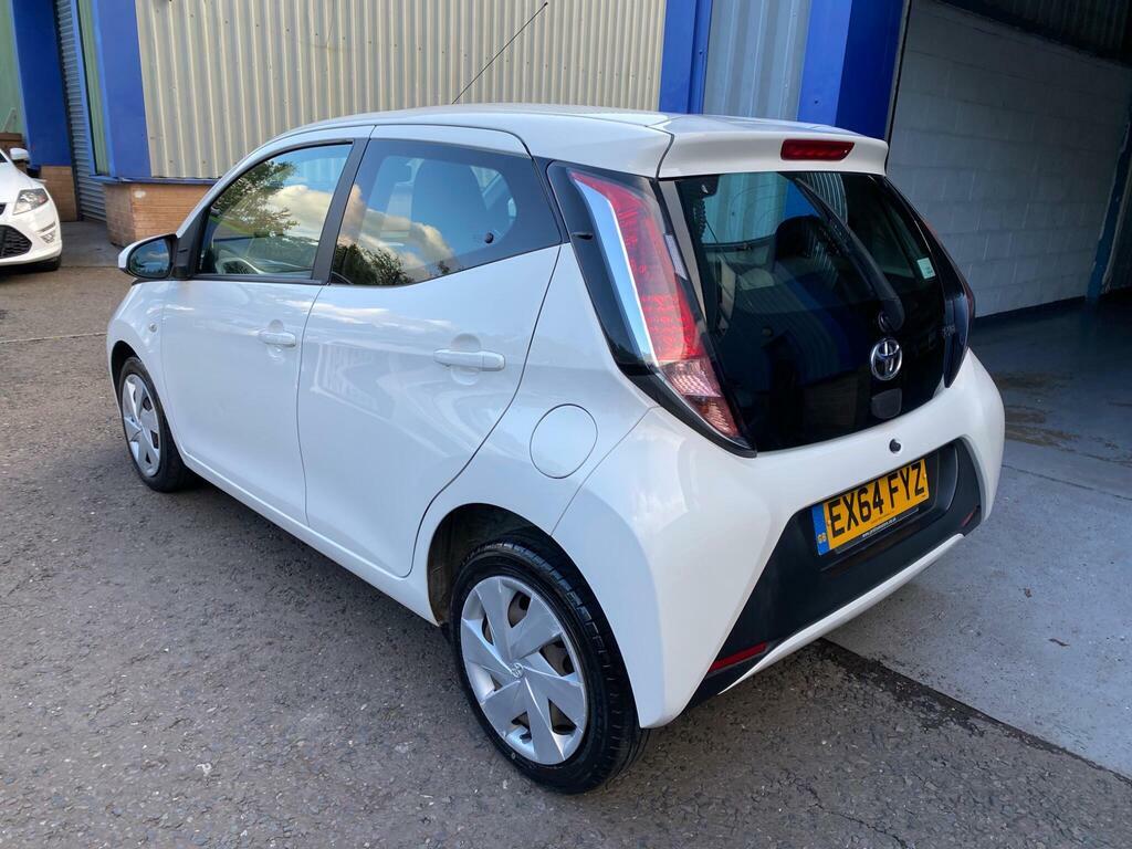 Toyota Aygo 1.0 Vvt-i X-play Euro 5 EX64FYZ White #4