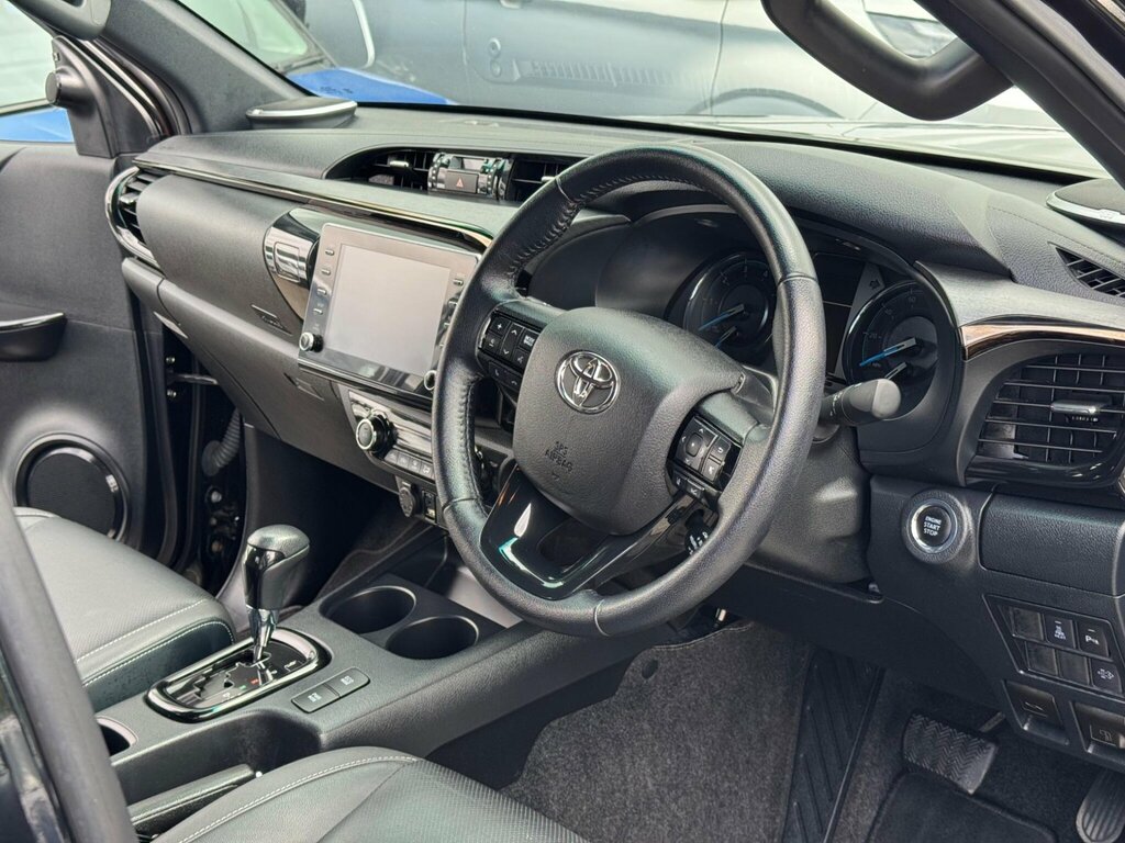 Toyota HILUX 2.8 D-4d Invincible X 4Wd Euro 6 Ss Black #2