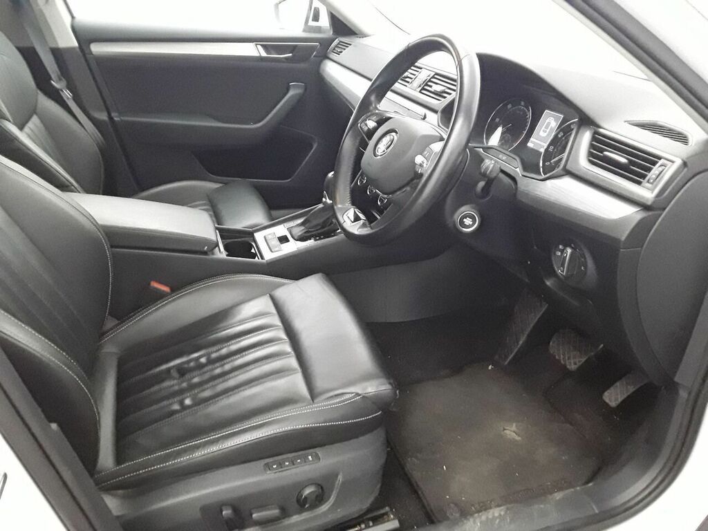 Skoda Superb Tdi Se Technology WJ70FYC White #4